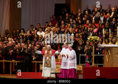 Papa Benedetto XVI conduce la messa al Hyde Park rally durante il suo tour papale di Gran Bretagna 2010 Foto Stock