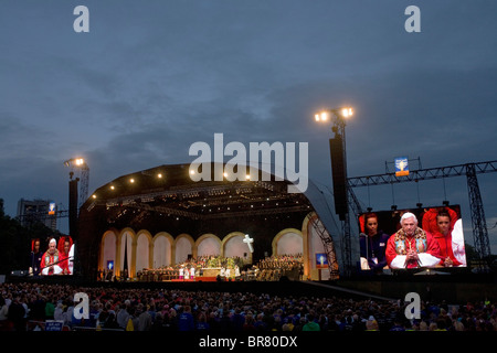 Papa Benedetto XVI conduce la messa al Hyde Park rally durante il suo tour papale di Gran Bretagna 2010 Foto Stock