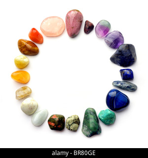 I cristalli di spettro di colore cerchio di pietre isolato su sfondo bianco Foto Stock