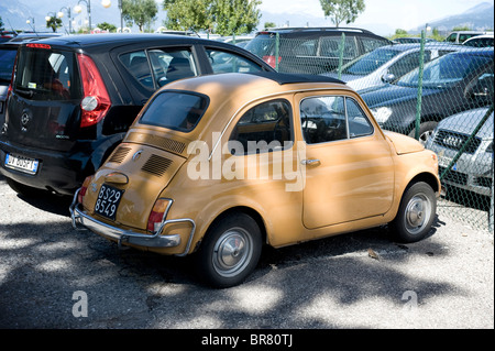 Originale Fiat 500 parcheggiato a Sirmione sul Lago di Garda, Italia settentrionale Foto Stock