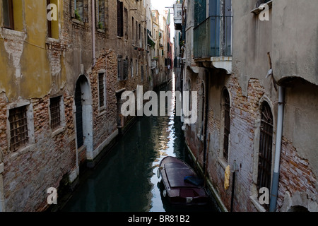 Un piccolo canale a Venezia, Italia. Foto Stock