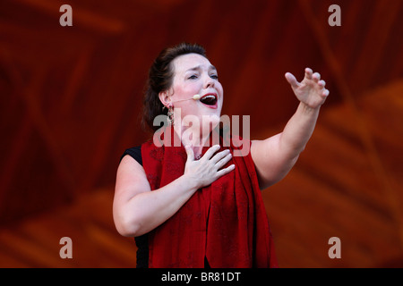 Jill Gardner esegue un'aria da Tosca con Boston Orchestra di punti di riferimento in corrispondenza del portello Shell in Boston Foto Stock