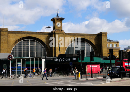 Ingresso alla Stazione Ferroviaria di King's Cross e Euston Road, Londra, Inghilterra, Regno Unito Foto Stock