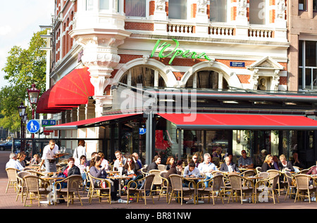 Cafe' sul marciapiede in piazza Rembrandt, Amsterdam, Olanda Foto Stock