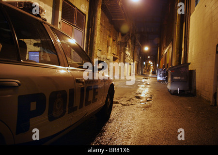 Vancouver il dipartimento di polizia cop auto nel vicolo di notte, Vancouver, British Columbia, Canada Foto Stock