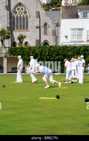 Una donna bowling durante una corona verde gioco di bocce Foto Stock