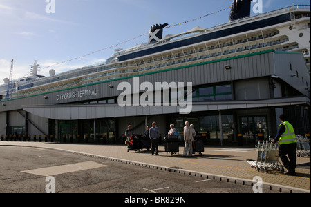 City Cruise Terminal Passeggeri in attesa per il trasporto dal porto di Southampton alla nave a fianco è il Celebrity Eclipse Foto Stock