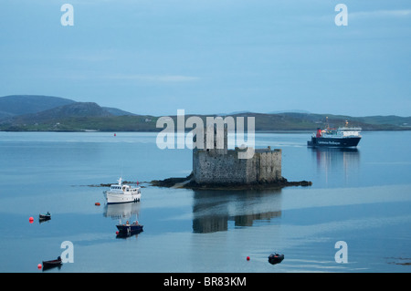 Il traghetto passa Kisimul castello di Castlebay, Isle of Barra, Ebridi Esterne, Scozia Foto Stock