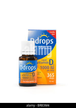Liquido vitamina naturale D scende Ddrops isolati su sfondo bianco Foto Stock