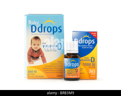 Liquido vitamina naturale D scende Ddrops per bambini e adulti isolati su sfondo bianco Foto Stock