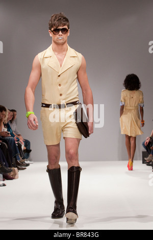 Londra, Inghilterra - London Fashion Week, S/S 2011 collezione dal designer Elliott J. Fregio Foto Stock