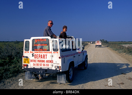 Il popolo francese, turisti, natura, safari tour in jeep, tour guidato, gruppo di tour, in vacanza in vacanza Camargue, Bouches-du-Rhone, Francia, Europa Foto Stock