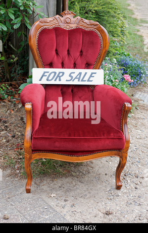 Sedia di seconda mano per la vendita al di fuori di una casa nel Suffolk, Regno Unito. Foto Stock