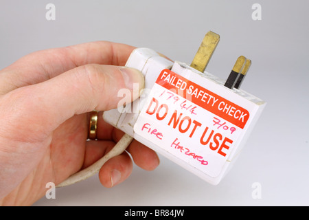 Regno Unito adattatore di presa elettrica che ha fallito apparecchio portatile test (PAT) di ispezione Foto Stock