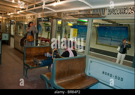 Parigi, Francia, Parigi Metro, People Inside Old Train, visita Antique 'journees de patrimoine' '2nd class' Foto Stock