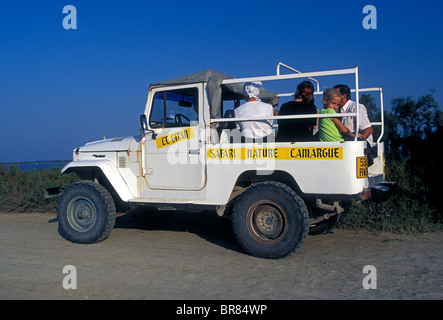 Il popolo francese, turisti, natura, safari tour in jeep, tour guidato, gruppo di tour, in vacanza in vacanza Camargue, Bouches-du-Rhone, Francia, Europa Foto Stock