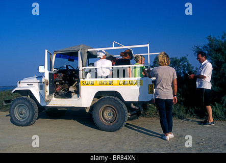 Il popolo francese, turisti, natura, safari tour in jeep, tour guidato, gruppo di tour, in vacanza in vacanza Camargue, Bouches-du-Rhone, Francia, Europa Foto Stock