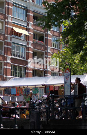 Amsterdam Canal lato strada del mercato Foto Stock