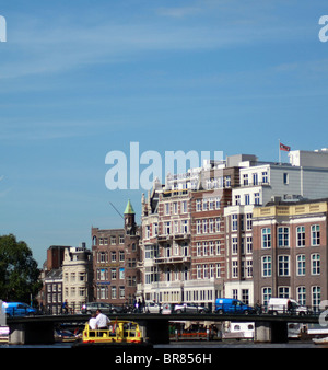 Amsterdam canal con case olandesi tradizionali Foto Stock