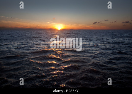 Seascape tramonto tramonto su mare del Nord Foto Stock