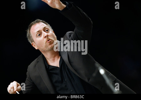 Andrew Bisantz conduce il Boston Orchestra di punti di riferimento durante un concerto presso il portello Shell in Boston Foto Stock