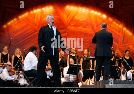 Jake Gardner esegue un'aria da Tosca con Boston Orchestra di punti di riferimento in corrispondenza del portello Shell in Boston Foto Stock