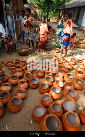 Pentole per la vendita, Dhuruba tribù mercato, Orissa, India Foto Stock