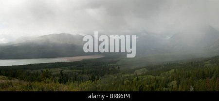 Parte inferiore di due Medicine Lake, il Parco Nazionale di Glacier, Montana Foto Stock