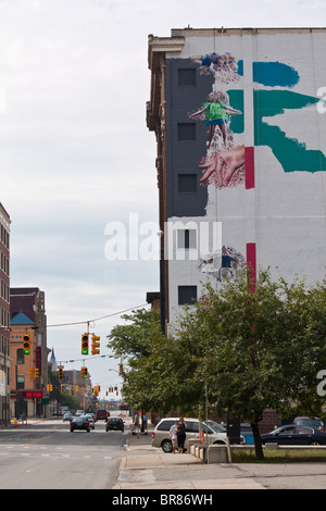 Un edificio di mura sulla strada cittadina di Grand Rapids Michigan Michigan USA edificio esterno città basso angolo strada laterale nessuno verticale ad alta risoluzione Foto Stock