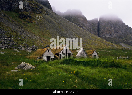 Centro storico di tetto del fondo erboso agriturismi utilizzato come set cinematografico, terra verde e montagne, Siglufjörður Affitto, Islanda, l'Europa. Eco, scandinavo agriturismo, FS17.46 Foto Stock