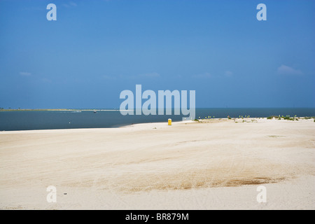 Fuoriuscita di olio il clean-up equipaggi lavorano su bianche spiagge lungo la costa del Golfo del Messico. Foto Stock