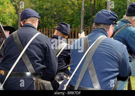 La guerra civile i soldati a prepararsi per una scaramuccia Foto Stock