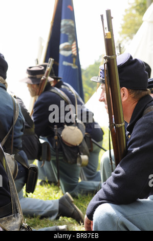 La guerra civile i soldati a prepararsi per una scaramuccia Foto Stock