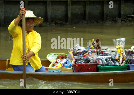 Mercato Galleggiante fornitore su una Bangkok klong o canal Foto Stock