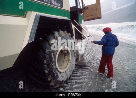Enti turistici bus di ghiaccio del Ghiacciaio Athabasca in Canada Alberta Columbia Icefield il parco di natura di ghiaccio freddo veicolo da neve Foto Stock