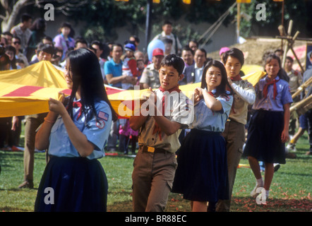 Teen scout carry flag Vietnam orgoglio nazione orgogliosa mostra presentano parade fiera cultura festival culturale ragazza ragazzo maschile femminile uniforme Foto Stock