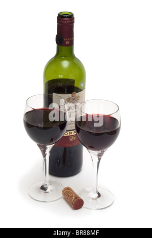 Due bicchieri di vino rosso con bottiglia di Torres Coronas Tempranillo Foto Stock