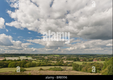 Guardando a Nord nei reparti sulla campagna wealden come visto da Goudhurst Foto Stock