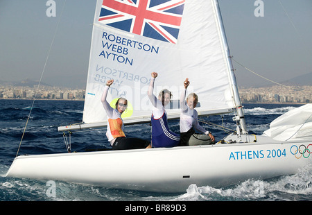 Donne Yngling equipaggio Shirley Robertson, Sarah Webb e Sarah Ayton celebrare dopo la vittoria in Gran Bretagna la prima Medaglia d'oro a t Foto Stock