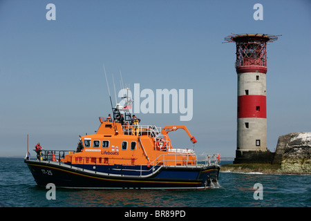 RNLI scialuppa di salvataggio in standby in prossimità degli aghi faro durante la JPMorgan intorno all isola di razza, Isle of Wight, Inghilterra, Regno Unito. Xviii Foto Stock