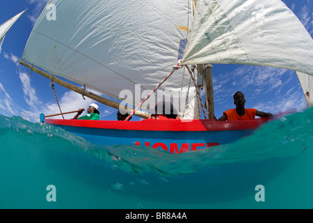 Split-vista a livello di coloratissimi imbarcazione locali durante una gara a Grenada Sailing Festival, Caraibi, 2006. Foto Stock