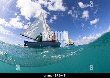 Split-vista a livello di colorate imbarcazioni locali racing a Grenada Sailing Festival, Caraibi, 2006. Foto Stock