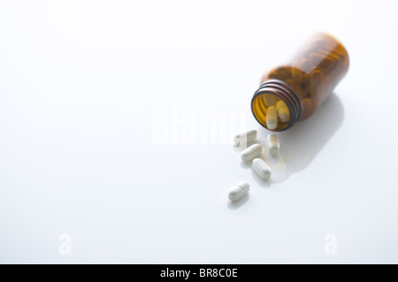 Pillole e bottiglia di vetro Foto Stock