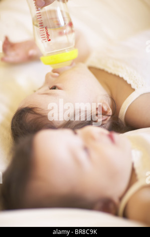 Twin neonati posa Foto Stock