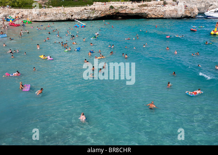 I turisti nuotare nel mare. Le baie di Cala Domingos beach. Isola di Mallorca Spagna Foto Stock
