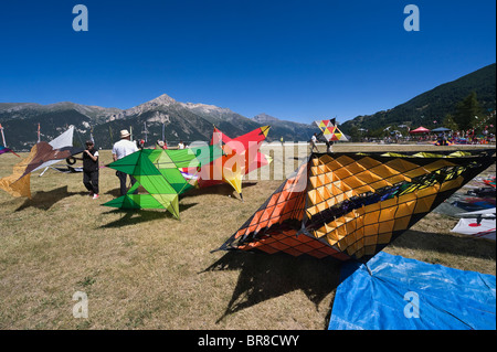 Italia Piemonte Torino Sauze d'Oulx un display di aquiloni in valle di Susa Foto Stock