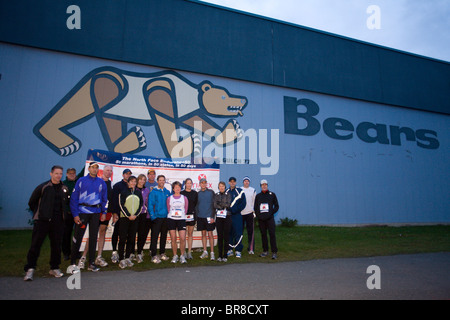 I corridori di prendere una foto di gruppo prima di una maratona ad Anchorage in Alaska. Foto Stock