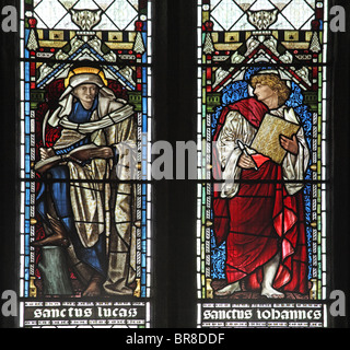 Una finestra di vetro colorato da Edward Burne-Jones raffiguranti Santi Luca e Giovanni, Sant'Andrea Chiesa, Stratton, Cornwall Foto Stock