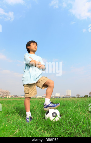 Ragazzo con pallone da calcio Foto Stock