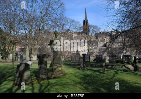 Il cielo blu e la bassa ombre su un giorno di primavera in Greyfriars Kirkyard, Edimburgo, Scozia. Foto Stock